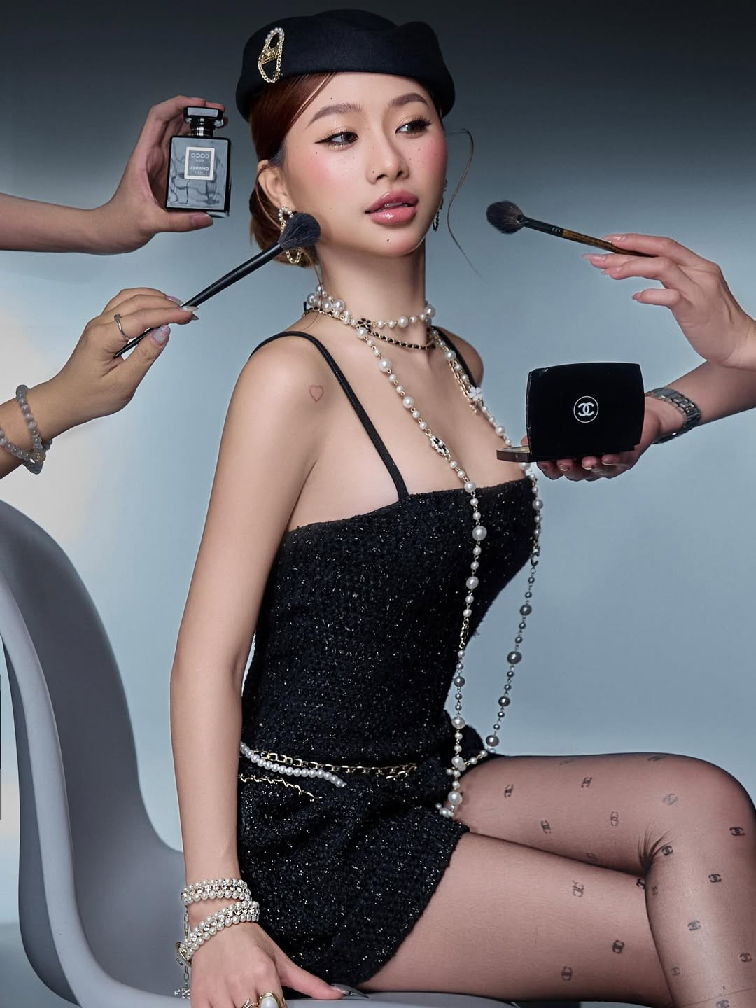 Chiếc mũ beret đen - biểu tượng không thể thiếu của phong cách Pháp - được Louis Phạm sử dụng một cách tinh tế. Cô nàng nghiêng mũ về một bên, tạo nên vẻ đẹp lãng mạn và hơi hướng cổ điển đặc trưng. (Ảnh: IG@louispham203)