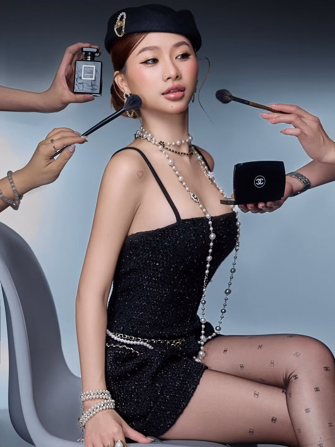 Chiếc mũ beret đen - biểu tượng không thể thiếu của phong cách Pháp - được Louis Phạm sử dụng một cách tinh tế. Cô nàng nghiêng mũ về một bên, tạo nên vẻ đẹp lãng mạn và hơi hướng cổ điển đặc trưng. (Ảnh: IG@louispham203)