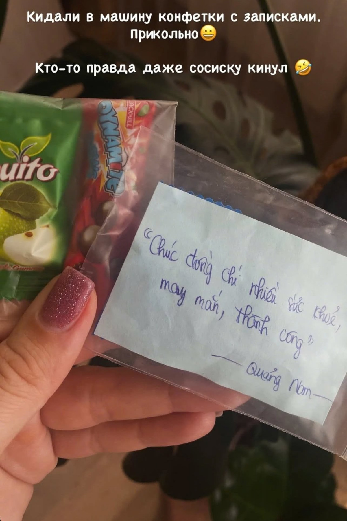 Dòng thư tay ngắn ngủi cùng món quà nhỏ mà nhân dân Việt Nam dành tặng đến quân nhân Nga khi tham gia diễu binh A80. (Ảnh: Tổng hợp)