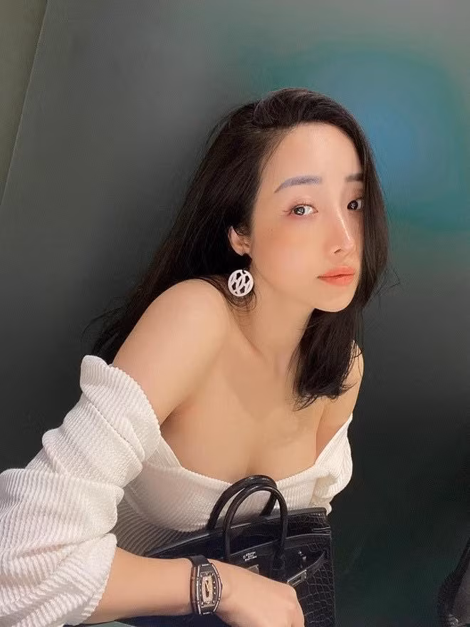 Cún Bông cũng từng để lộ trong tay có vô số bất động sản trải dài nhiều nơi. Ngoài ra cô thường xuyên khoe cuộc sống sang chảnh, xuất hiện ở những nơi xa hoa, đắt đỏ.