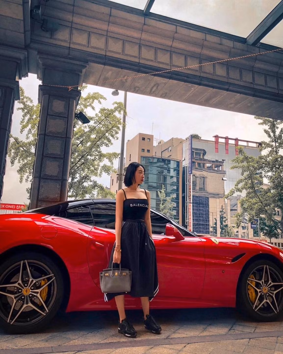 Trước khi vướng vào vòng lao lý, Cún Bông từng "flex" bản thân mát tay trong lĩnh vực kinh doanh nên 8X rất biết cách chiều chuộng bản thân, liên tục tậu túi hiệu tiền tỷ, siêu xe cũng toàn hàng đắt đỏ.