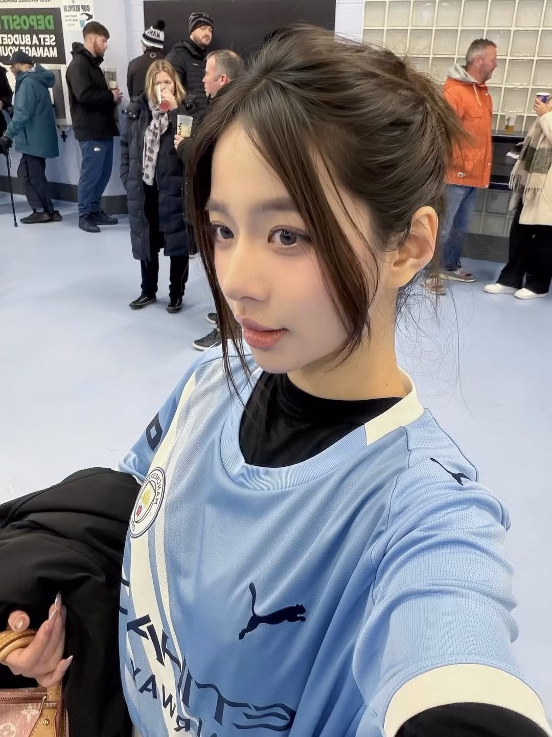 Sự xuất hiện của Phan Thị Minh Hằng tại sân vận động Etihad, trong màu áo của đội chủ sân, đã chứng minh tình yêu của cô dành cho Manchester City. (Ảnh: IGNV)