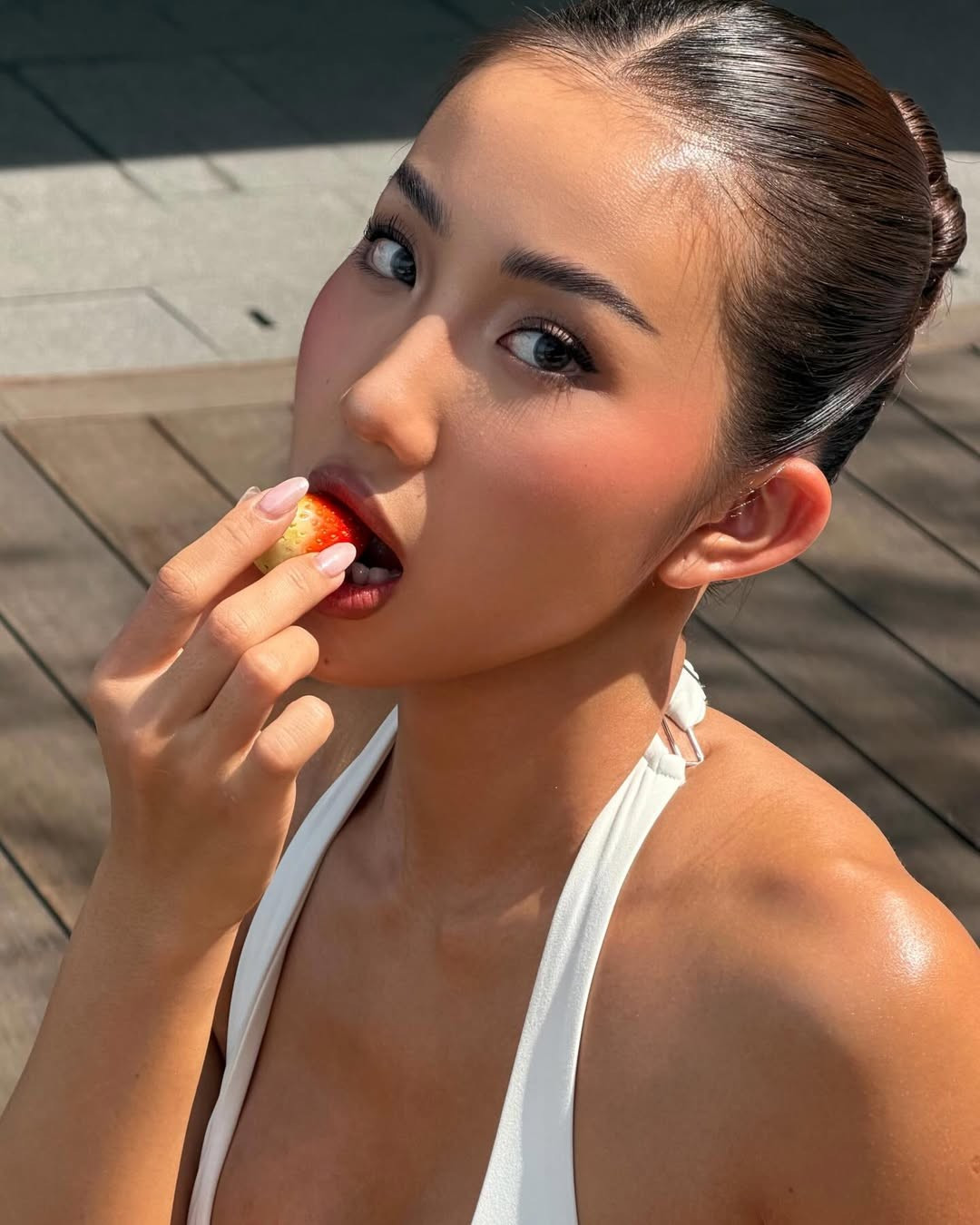 Những khoảnh khắc nằm dài trên ghế tắm nắng hay thả mình dưới làn nước xanh mát của cô nàng nhanh chóng nhận về "bão thả tim" từ người hâm mộ. (Ảnh: IGNV)