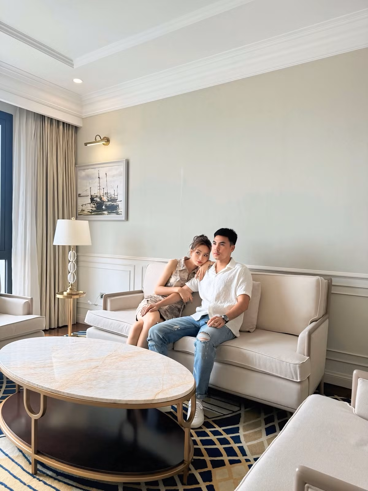 Trong loạt ảnh, cả hai xuất hiện ở nhiều địa điểm nổi tiếng như Suối Mỏ Mắm, các khu du lịch hang động, và khách sạn cao cấp tại trung tâm thành phố. (Ảnh: FB Nguyễn Huyền Trang)