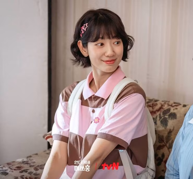 Thời gian gần đây, cô gây ấn tượng mạnh mẽ khi trở lại với bộ phim Undercover Miss Hong (Điều tra viên Hong) vừa lên sóng đầu năm 2026, ghi nhận mức rating tăng vọt đến 210% chỉ sau những tập đầu tiên (từ 3,5% ở tập 1 lên thẳng 7,408% ở tập 4).