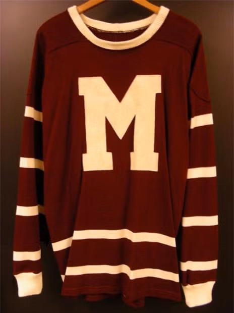 Chiếc áo của người đàn ông trong ảnh có chữ M tương tự logo của độiMontreal Maroons