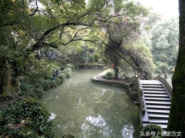 Kỳ lạ ngôi làng có cái ao không bao giờ vơi nước ảnh 3