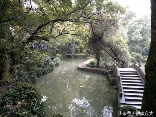 Kỳ lạ ngôi làng có cái ao không bao giờ vơi nước ảnh 3