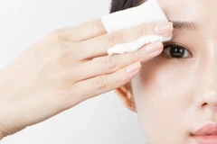 Cách vệ sinh mắt đúng cách sau trang điểm