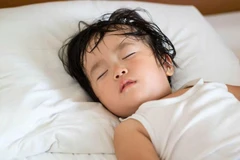 Trẻ ra mồ hôi trộm, bình thường hay thiếu vi chất?