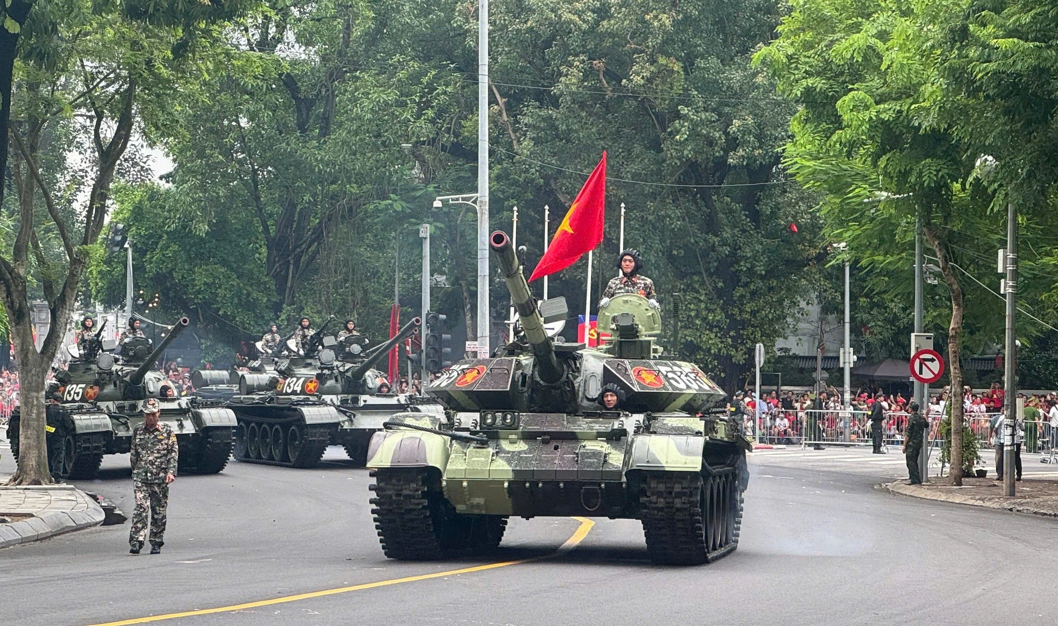 Hàng vạn người nô nức chào đón đoàn khí tài tiến vào Quảng trường Ba Đình