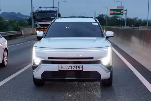 [GALLERY] Cận cảnh Hyundai Tucson 2027 "bằng xương bằng thịt" trên đường phố