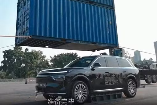 [GALLERY] Epicland X9 từ 1,04 tỷ đồng thử thách container 16 tấn đè lên nóc