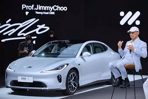 [GALLERY] Đại gia Jimmy Choo "thửa" ôtô điện tên mình, bán 887 triệu đồng