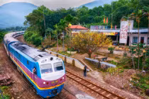 Vé tàu Tết lên kệ, người mua không còn chen chân ở ga