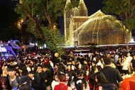 'Biển người' nô nức đổ về trung tâm TP HCM trong đêm Giáng sinh