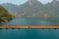 Cây cầu nhỏ giữa đại ngàn Điện Biên khiến du khách mê mẩn