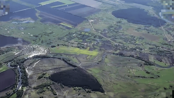 Quả đạn tên lửa ATACMS thứ hai lao xuống vị trí cách đó không xa.
