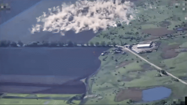 Hai quả tên lửa ATACMS khác dường như nhắm mục tiêu vào một tòa nhà gần khu vực lính Nga tập kết.