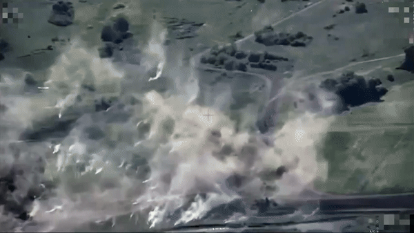 Quả đạn thứ ba lao xuống bãi đất trống gần công trình, tên lửa thứ 4 phá hủy tòa nhà nói trên.