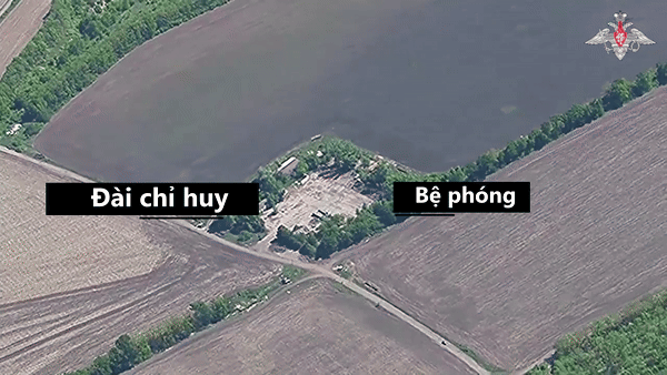 Tên lửa đầu tiên đánh trúng vị trí đài chỉ huy và bệ phóng, dẫn tới vụ nổ lớn phá hủy cả hai khí tài.