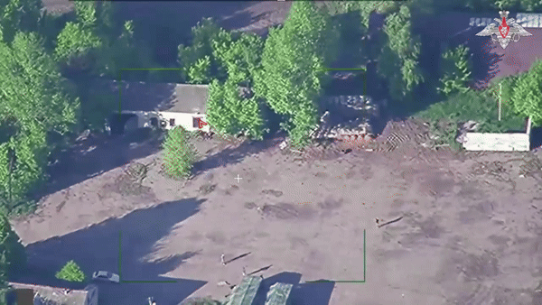 Trong video được công bố, máy bay không người lái (UAV) Nga theo dõi khu vực đóng quân của tổ hợp phòng không IRIS-T của Ukraine.