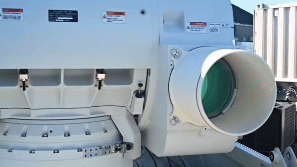 Bộ trưởng Quốc phòng Anh nhấn mạnh "Lửa Rồng" có tiềm năng "cách mạng hóa" phương thức chiến đấu trong tương lai, giúp giảm phụ thuộc vào các loại đạn đắt và hạn chế thiệt hại ngoài dự kiến.