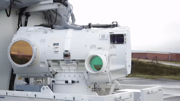 Bộ Quốc phòng Anh cho biết mỗi phát bắn của "Lửa Rồng" có chi phí khoảng 13 USD và việc khai hỏa khí tài này liên tục trong 10 giây chỉ có chi phí tương đương việc sử dụng máy sưởi trong một giờ.