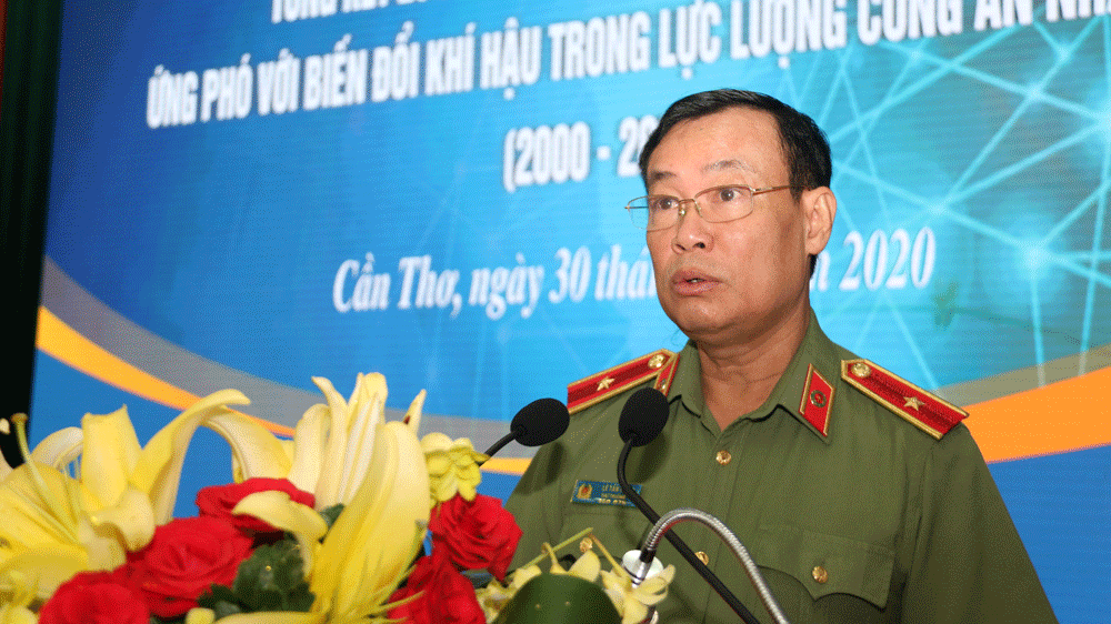 Vào ngành năm 1986, Thiếu tướng Lê Tấn Tới từng trải qua nhiều chức vụ khác nhau: Trưởng phòng Cảnh sát điều tra tội phạm về ma túy, Trưởng phòng Cảnh sát điều tra tội phạm về trật tự xã hội, Trưởng Công an TP. Bạc Liêu, Trưởng phòng Tổ chức cán bộ và Phó Giám đốc Công an tỉnh, Giám đốc Công an tỉnh Bạc Liêu.