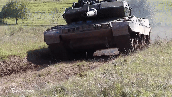 Chiếc xe tăng chủ lực này do Đức chế tạo được đánh giá vượt trội khi đặt cạnh M1A1 Abarms (Mỹ), Challenger 2 (Anh) và Leclerc (Pháp) ở hệ thống bảo vệ, hỏa lực và tính cơ động.