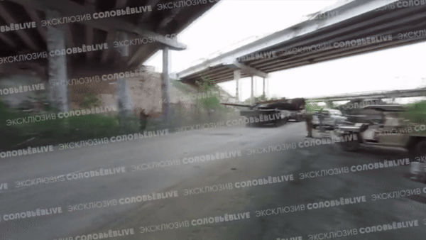 "Họ phải dùng thuốc nổ để phá xích xe trước khi kéo nó về hậu phương. Điểm dừng tiếp theo là công viên Patriot ở Moskva", phóng viên này cho hay.