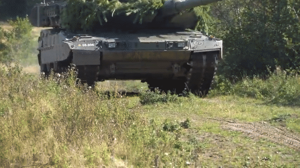 Pháo chính cỡ 120 mm của xe tăng Leopard 2A6 cũng là loại được lắp đặt trên phiên bản nâng cấp mới nhất Leopard 2A7, vũ khí này đã được thử nghiệm trên thao trường với một phát bắn lập kỷ lục thế giới.