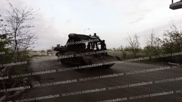 Phóng viên Nga Vladimir Soloviev hôm 21/4 công bố video xe cứu kéo BREM đang kéo xe tăng chủ lực Leopard 2A6 tại địa điểm không được tiết lộ.