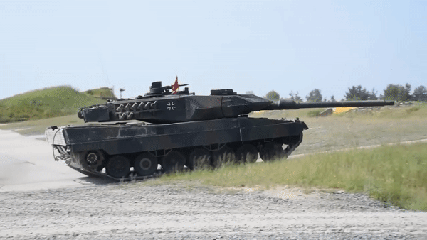 Với khẩu pháo chính cỡ 120 mm L/55, xe tăng chiến đấu chủ lực Leopard 2A6 của Đức có khả năng tiêu diệt mục tiêu từ xa 5.000 m bằng đạn xuyên động năng.