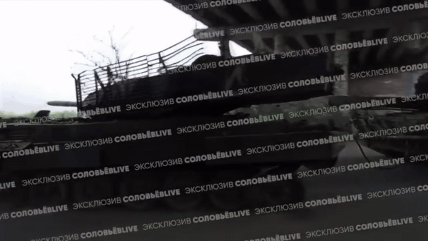 Xe tăng Leopard 2A6 còn tương đối nguyên vẹn, nhưng không có xích và phải chạy trên các bánh chịu nặng.