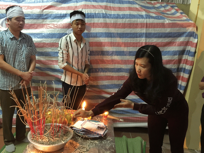 Người dân đến viếng thắp nén hương chia buồn cùng gia quyến.