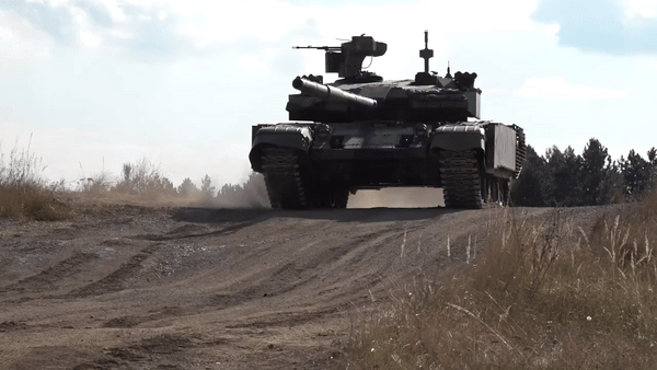 Không chỉ tăng cường bảo vệ tháp pháo, các điểm yếu trên thân xe cũng được bọc giáp để chống lại các loại vũ khí chống tăng vác vai.