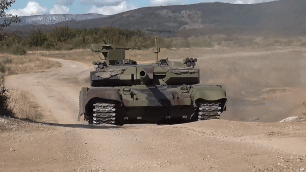 Không chỉ nâng cấp về phần cứng, xe tăng M-84AC1 còn được nâng cấp phần mềm với hệ thống điều khiển và thông tin chiến đấu KIS M84, hệ thống gây nhiễu quang-điện tử SOFTKIL và hệ thống trao đổi thông tin của hãng chế tạo Pháp Thales.