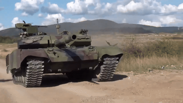 Vũ khí chính của M-84AC1 vẫn là pháo nòng trơn cỡ 125 mm với hệ thống nạp đạn tự động, bắn được tên lửa chống tăng 9K119 Refleks qua nòng, loại tên lửa này có tầm bắn 5 km và cũng có khả năng tiêu diệt trực thăng bay thấp.