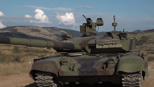 Kíp xe tăng M-84AC1 có 3 người bao gồm: trưởng xe, pháo thủ và lái xe.