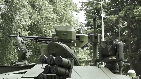 Cụ thể, khả năng bảo vệ của xe tăng M-84AC1 được tăng cường bằng hệ thống giáp phản ứng nổ thế hệ thứ 3 ERO-19 do Serbia tự phát triển.