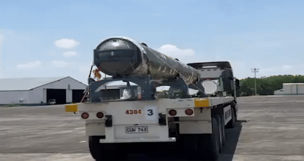 Truyền thông Ấn Độ ngày 19/04/2024 công bố hình ảnh vận tải cơ C-17 và Il-76 chuyển các ống chứa tên lửa BrahMos đến căn cứ quân sự tại Philippines.