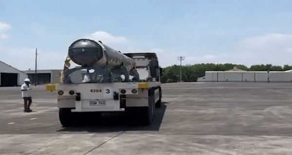 Chưa rõ thời điểm bàn giao các thành phần chủ chốt của tổ hợp như xe chỉ huy, đài radar dẫn bắn và xe bệ phóng.