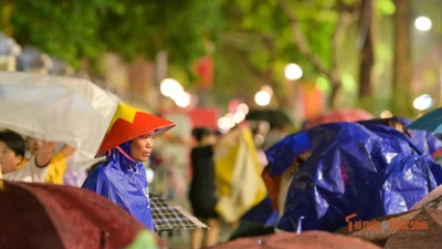 Hà Nội náo nức trong mưa đêm, người dân chờ đón diễu binh 2/9
