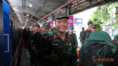 Đoàn A80 trở về Nam, rộn ràng đón tại ga Sài Gòn