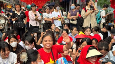 Không khí háo hức trước giờ hợp luyện diễu binh A80 tại Hà Nội 