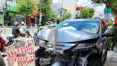 TP HCM: Ô tô tông liên hoàn trên đường Trường Chinh, ba người bị thương