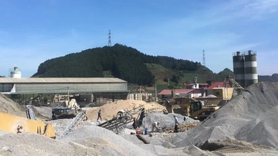 Tiêu thụ xi măng giảm mạnh khi khan hiếm cát, đá xây dựng