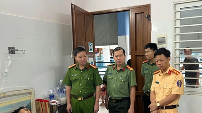 Không chấp hành hiệu lệnh, người đi xe máy tông vào CSGT Lâm Đồng