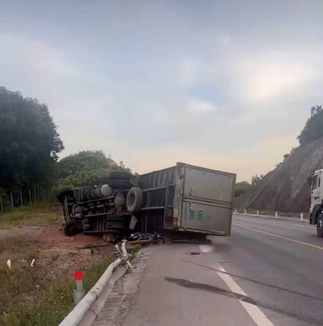 Tai nạn khiến xe tải lật nhào trên cao tốc Cam Lộ - La Sơn